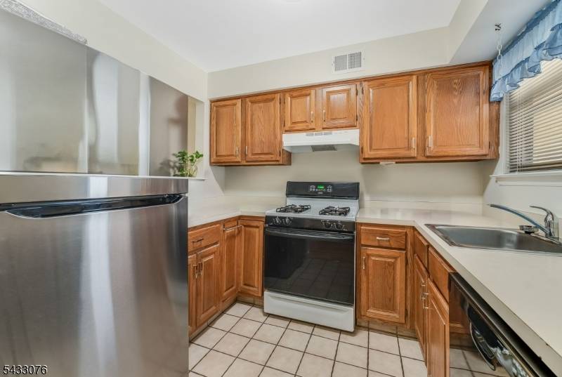 130 Locust Ct, Raritan Twp., NJ 08822