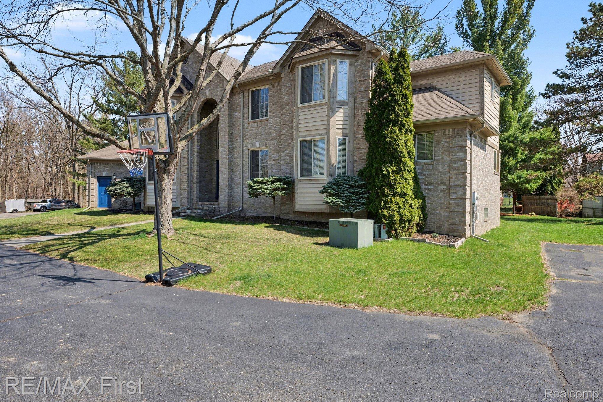 20400 Robinway DR, Clinton Charter Township, MI 48036