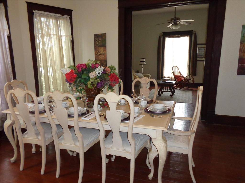 211 W Purdom Avenue, Alvarado, TX 76009