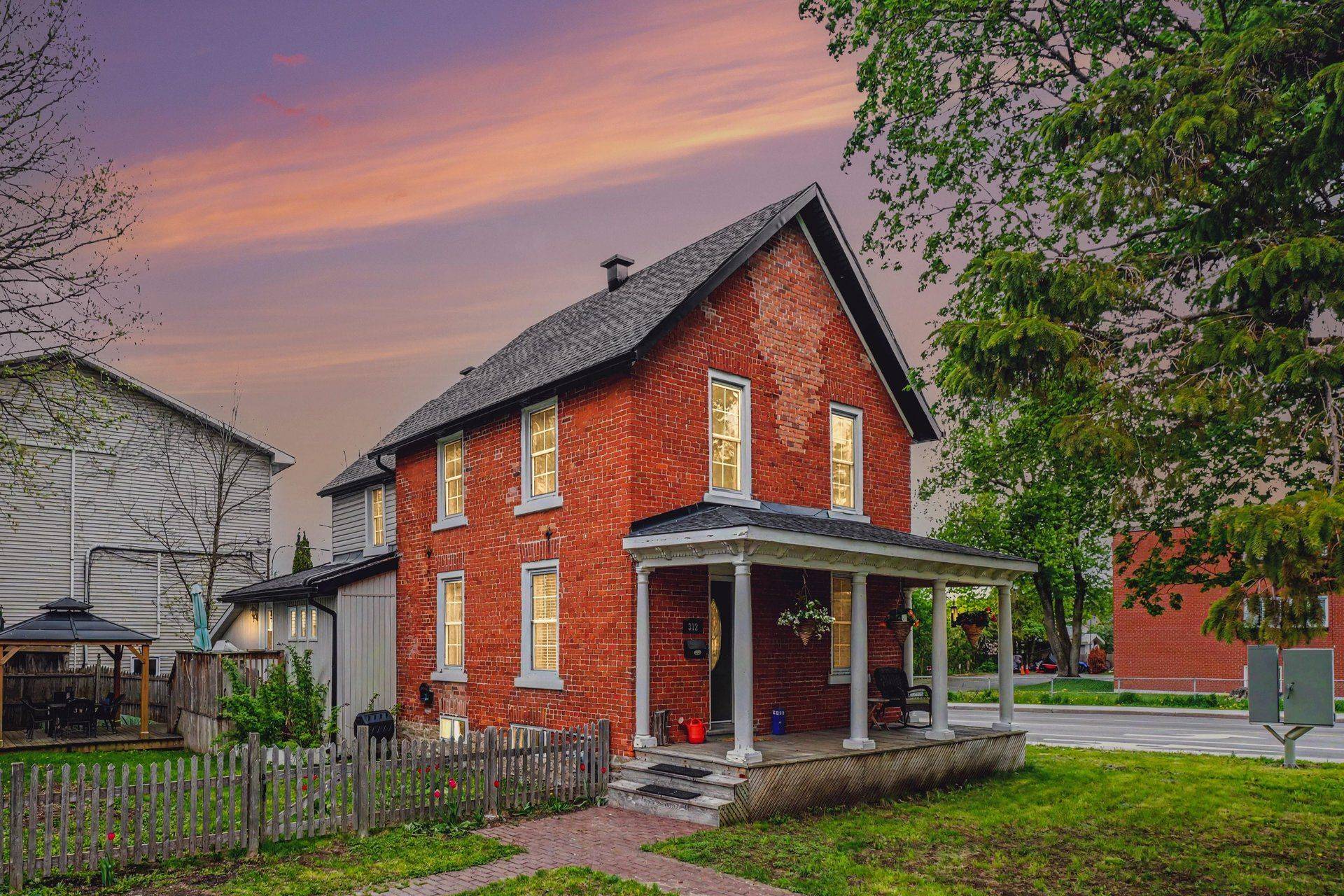 312 Bridge ST, Carleton Place, ON K7C 3H8