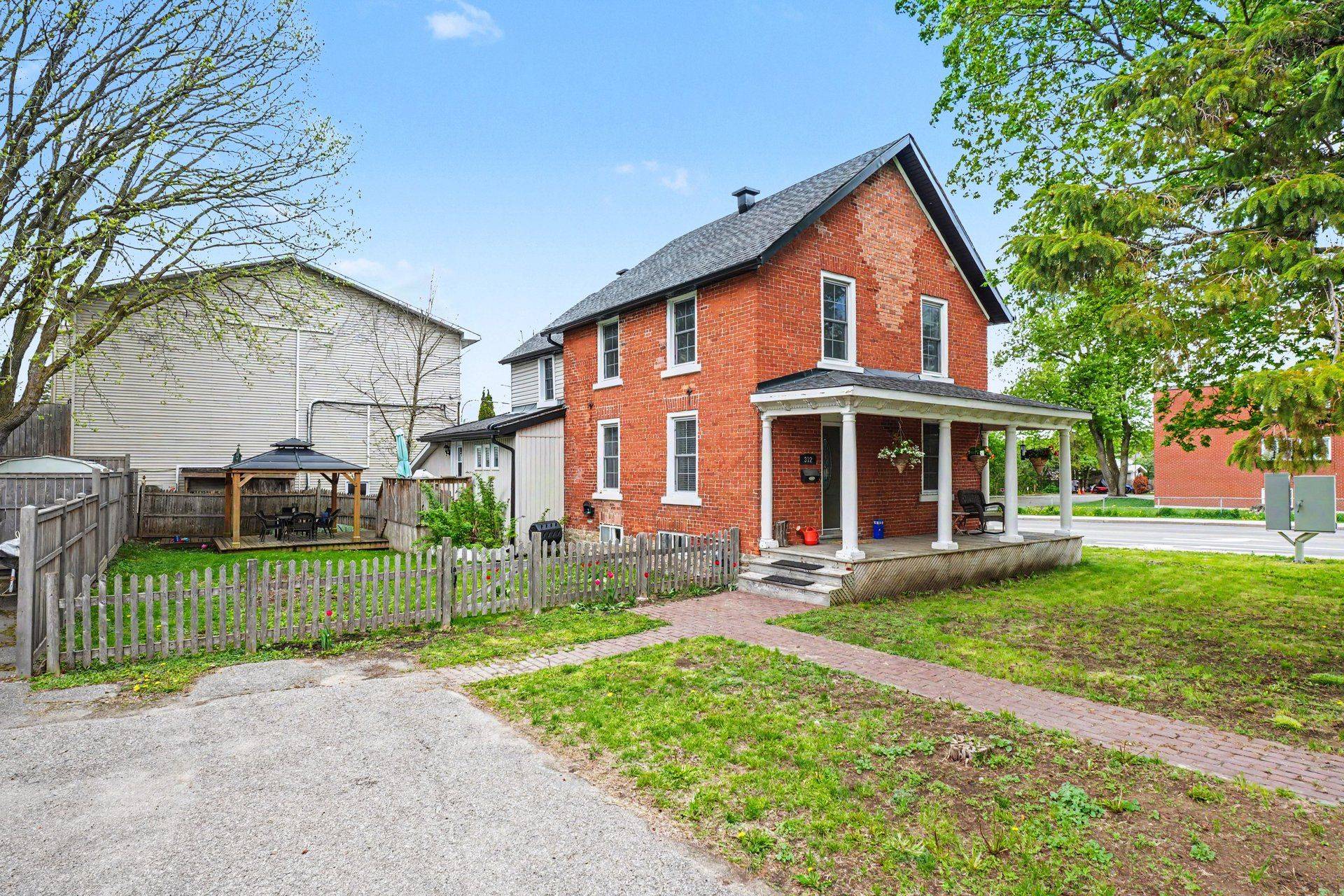 312 Bridge ST, Carleton Place, ON K7C 3H8