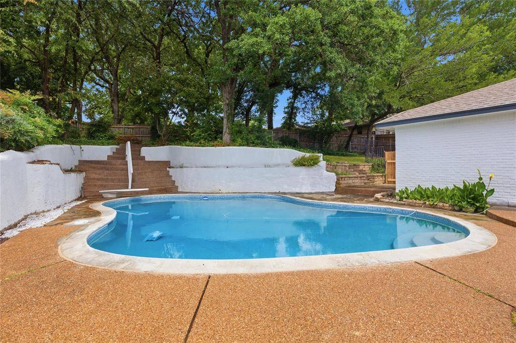 237 Bradford Drive, Hurst, TX 76053