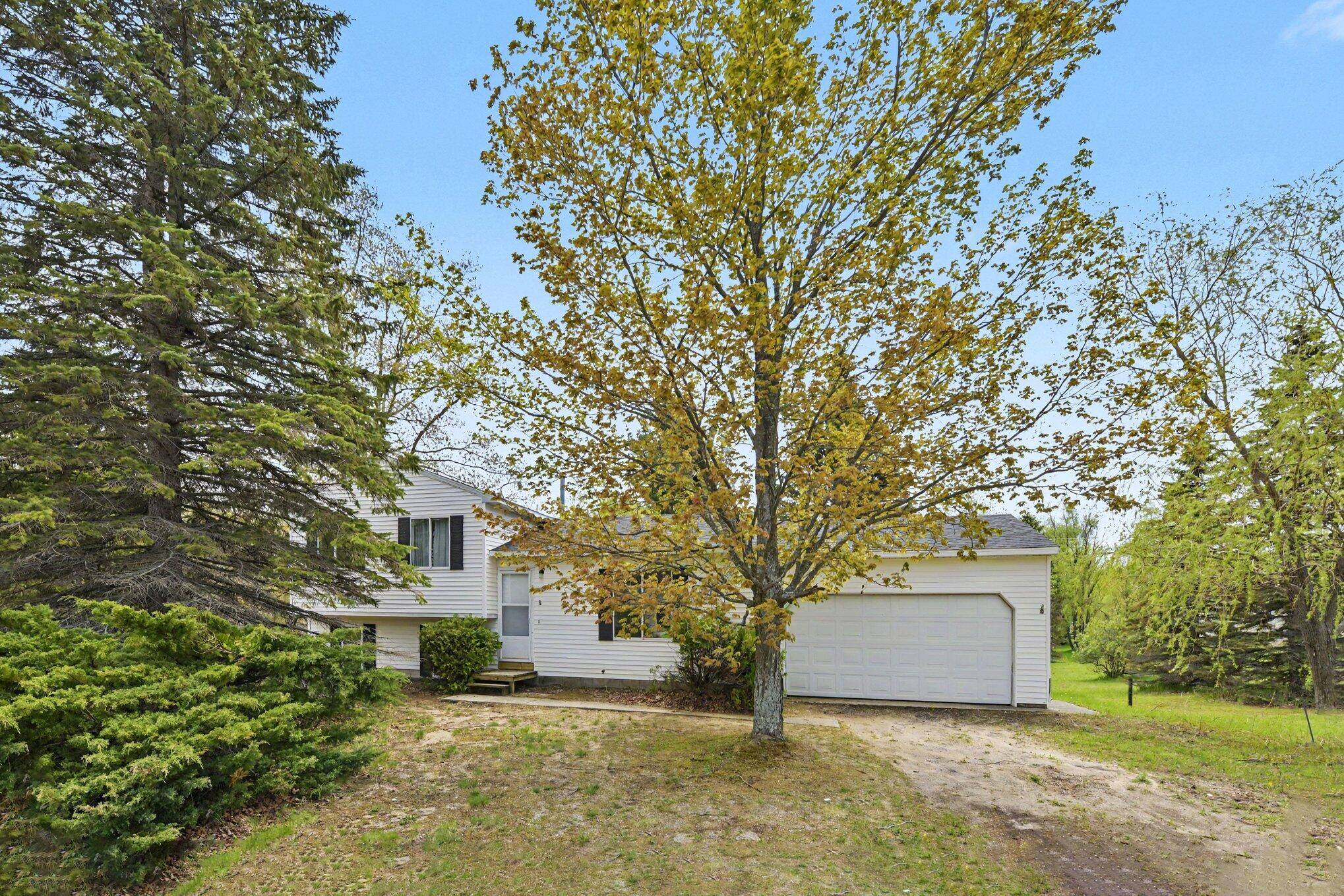 3880 Whispering Oaks DR, East Bay Twp, MI 49696