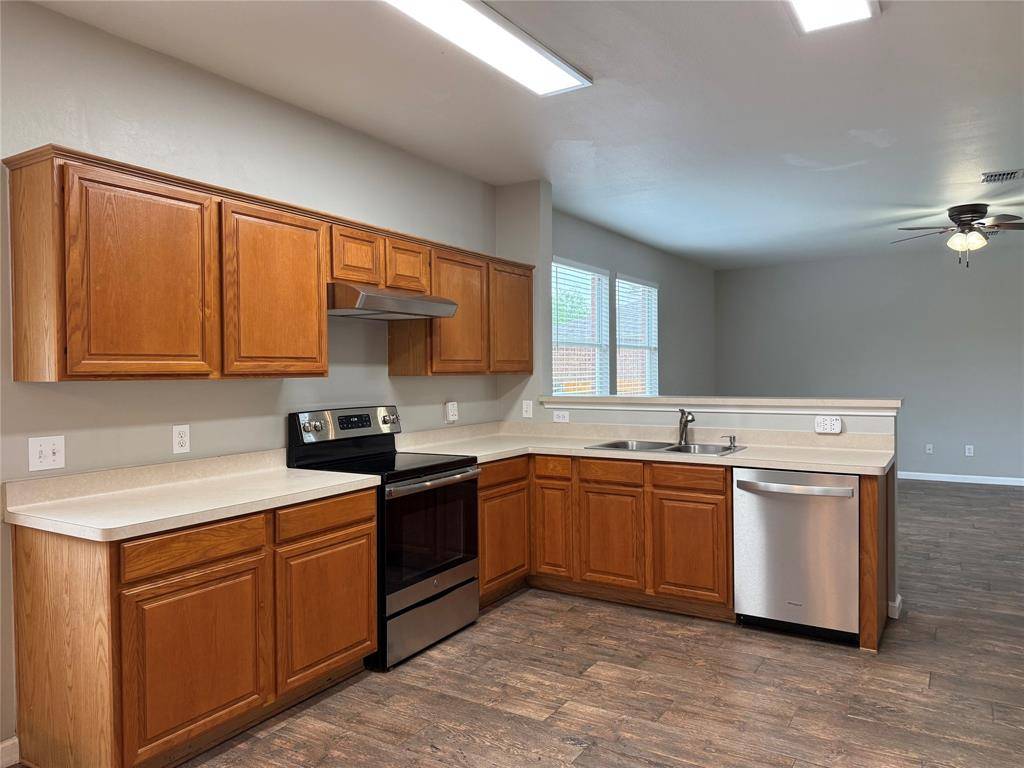909 Carthage Way, Arlington, TX 76017