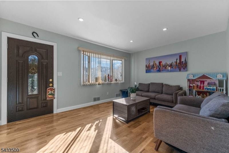 22 Runyon Rd, Clifton City, NJ 07013