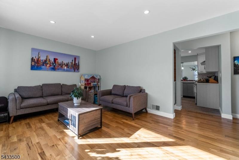 22 Runyon Rd, Clifton City, NJ 07013