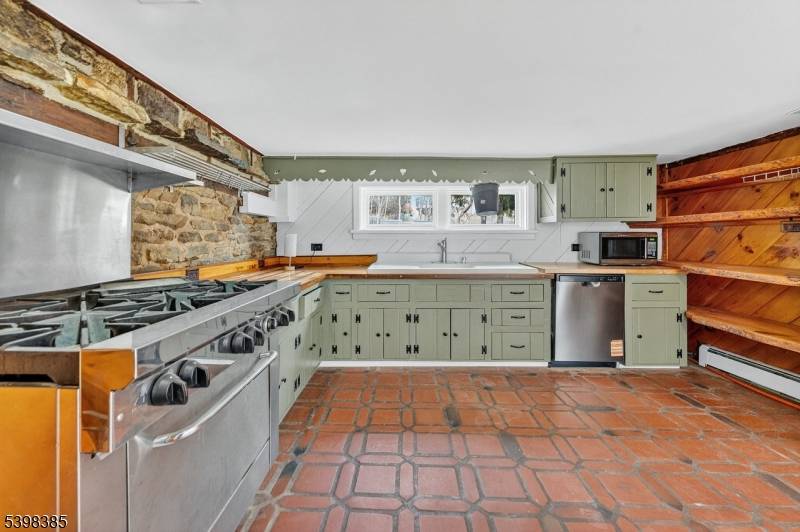 28 Old Clinton Rd, Raritan Twp., NJ 08822
