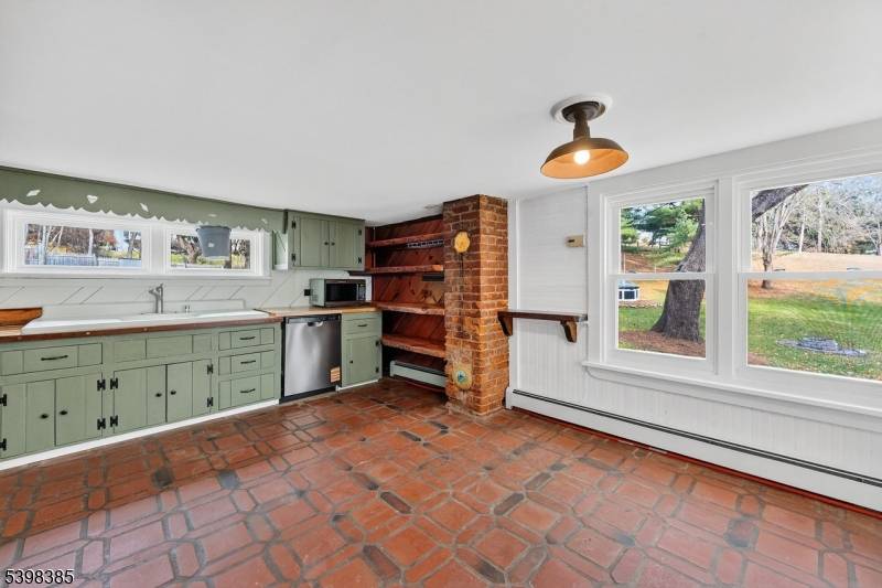 28 Old Clinton Rd, Raritan Twp., NJ 08822