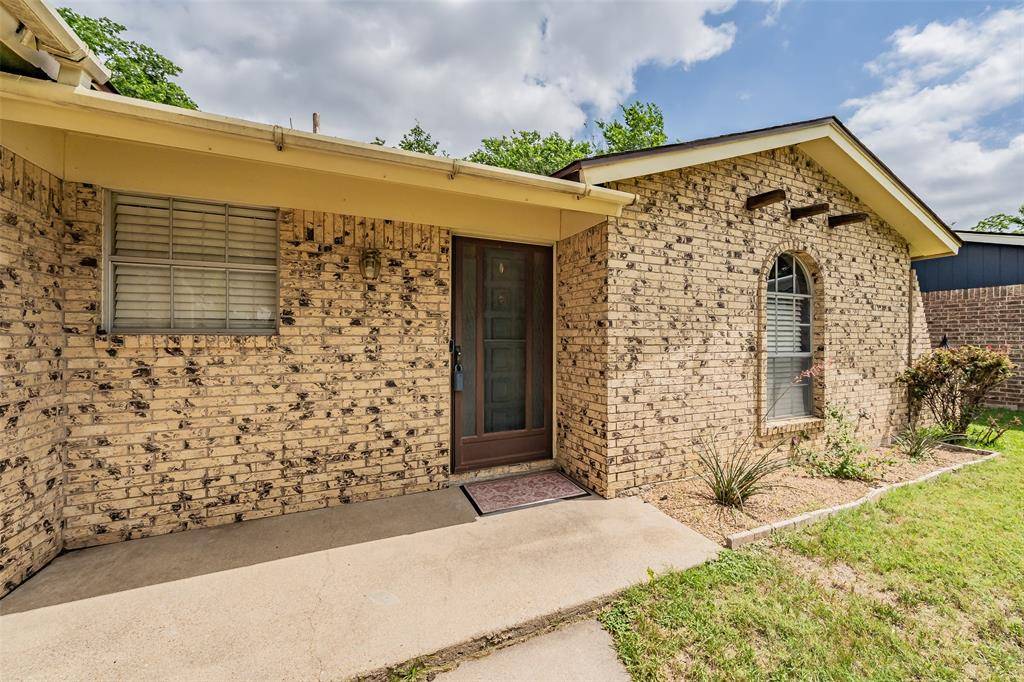 733 Bluebonnet Drive, Hurst, TX 76053