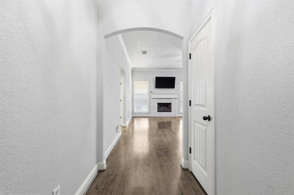557 Jeffdale Drive, Burleson, TX 76028