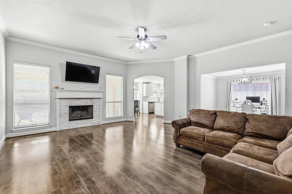 557 Jeffdale Drive, Burleson, TX 76028