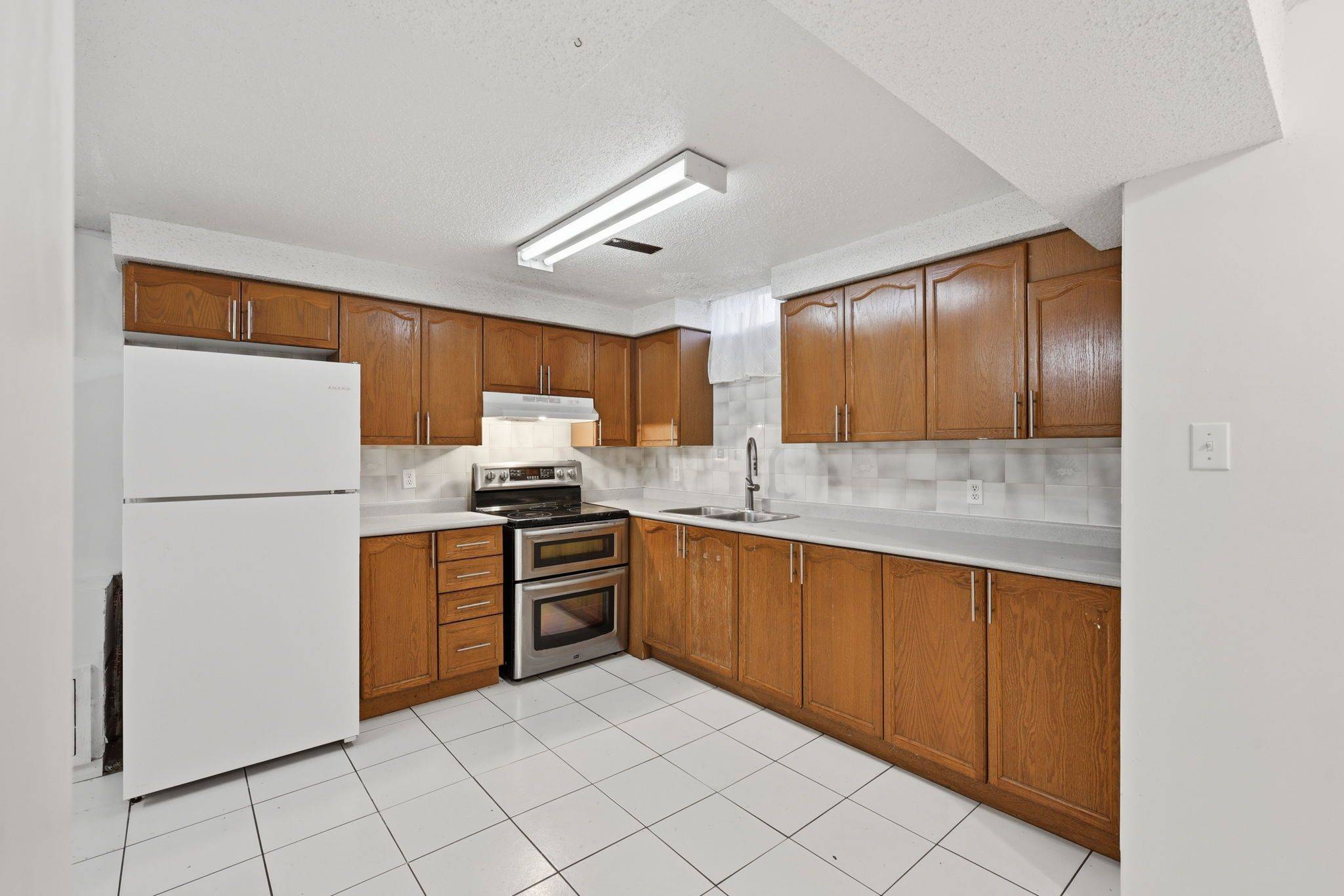 584 Strouds LN #BSMT, Pickering, ON L1V 4S6