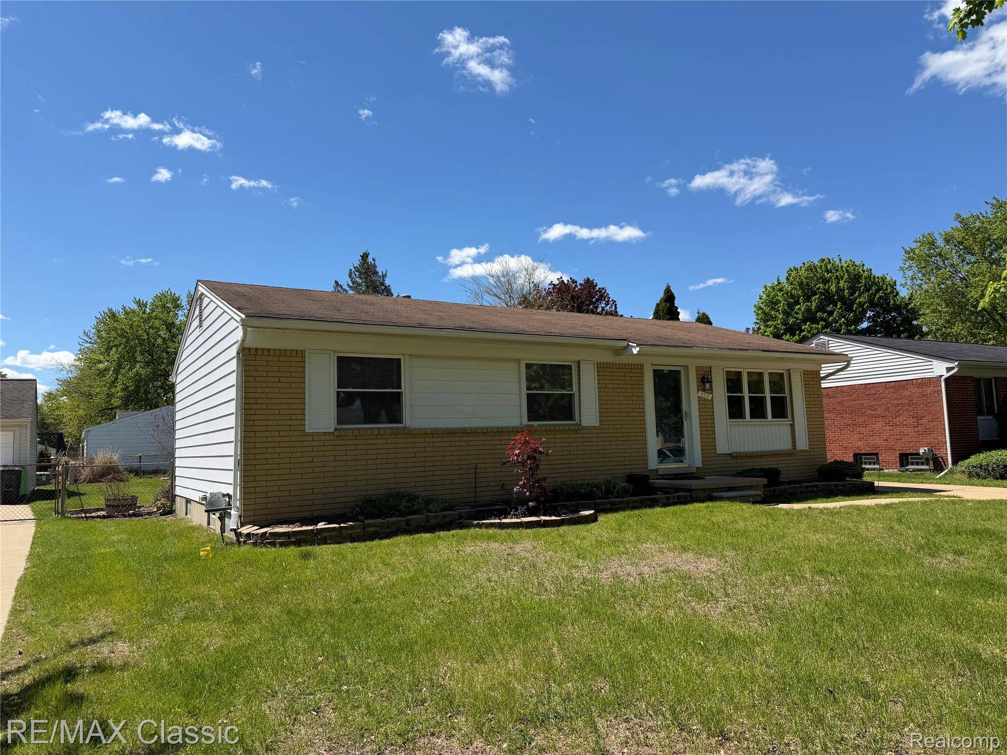 429 Cambridge AVE, South Lyon, MI 48178