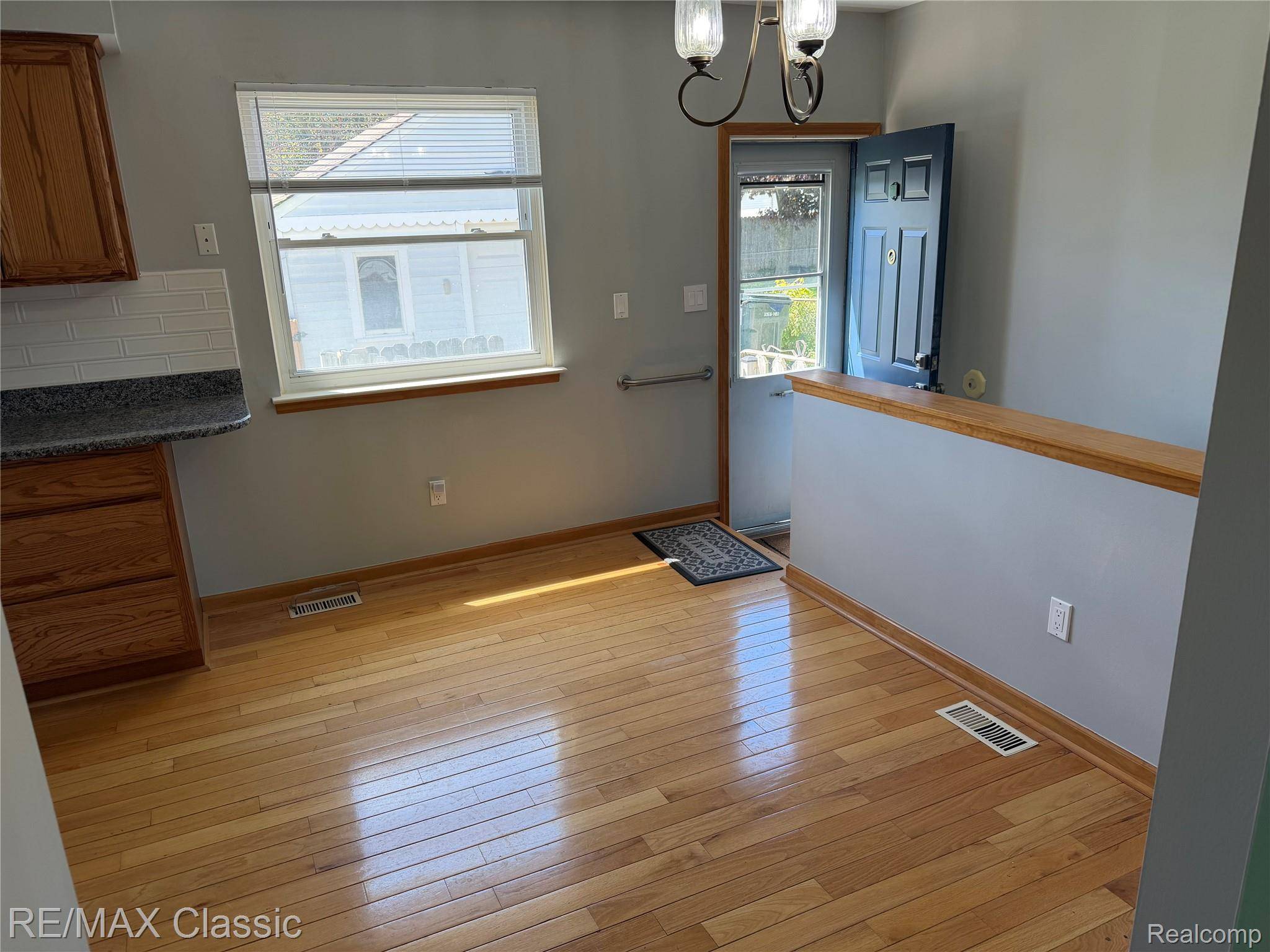 429 Cambridge AVE, South Lyon, MI 48178