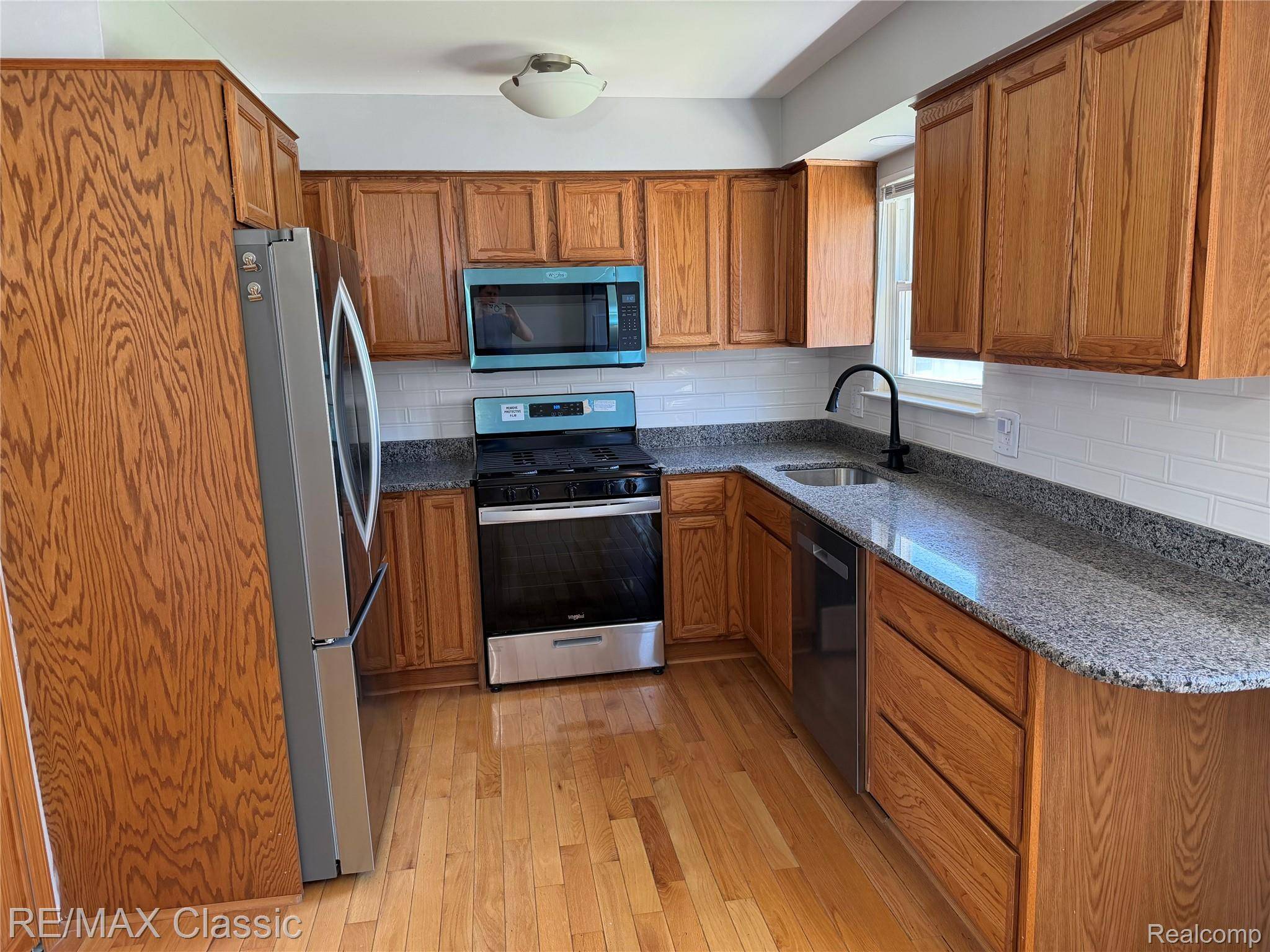 429 Cambridge AVE, South Lyon, MI 48178