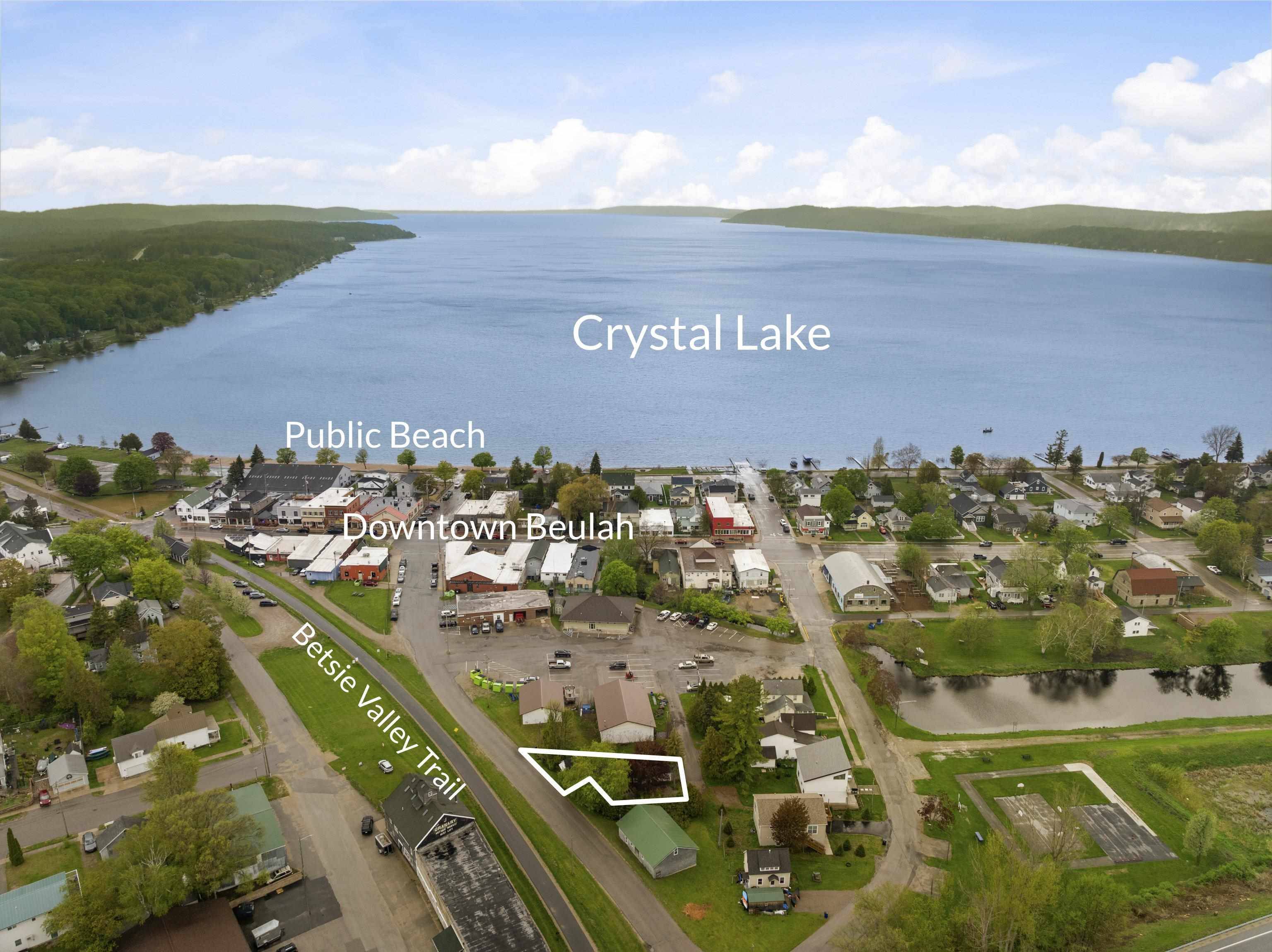7276 Commercial ST, Benzonia Twp, MI 49617