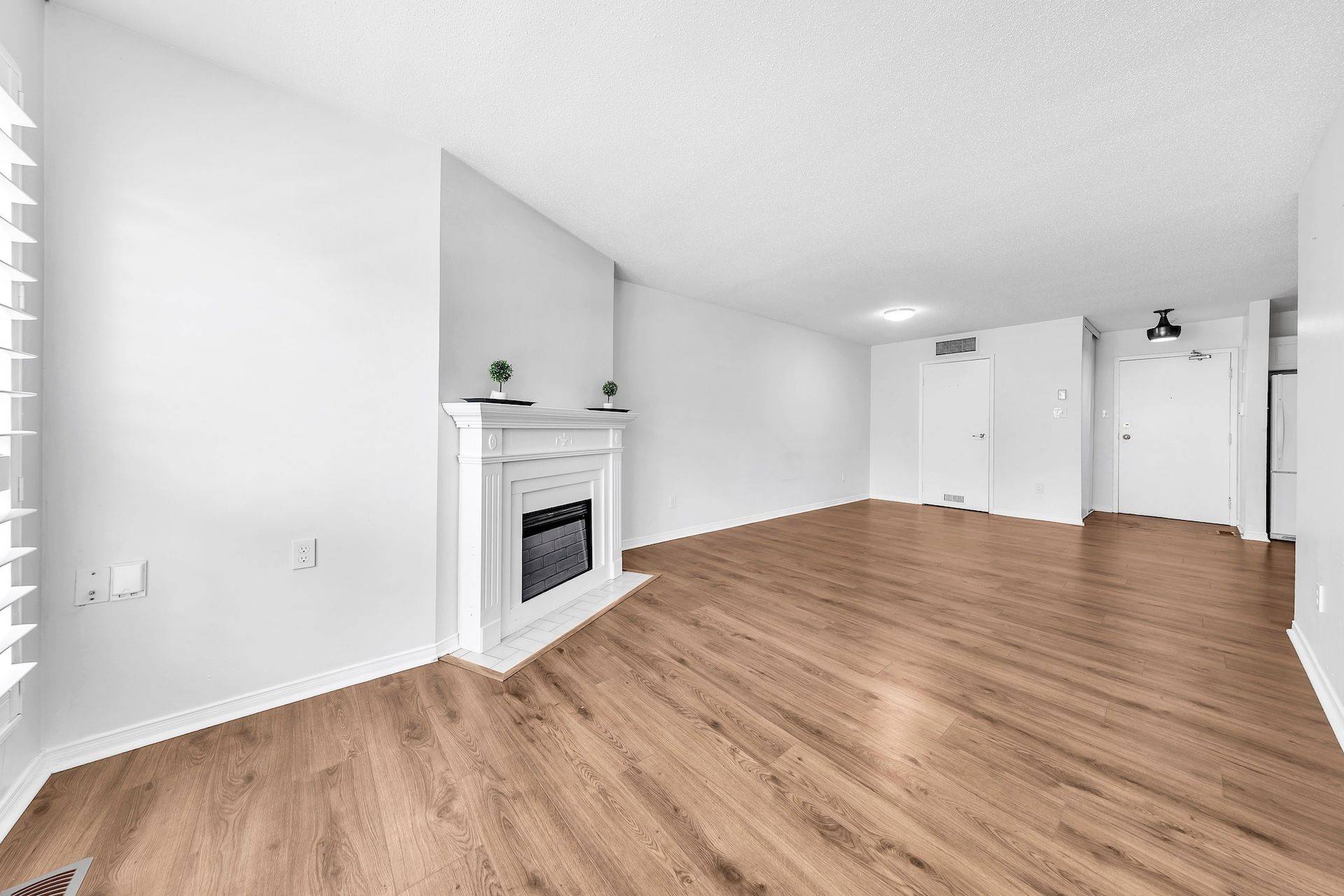 126 Bell Farm RD #212, Barrie, ON L4M 6J3