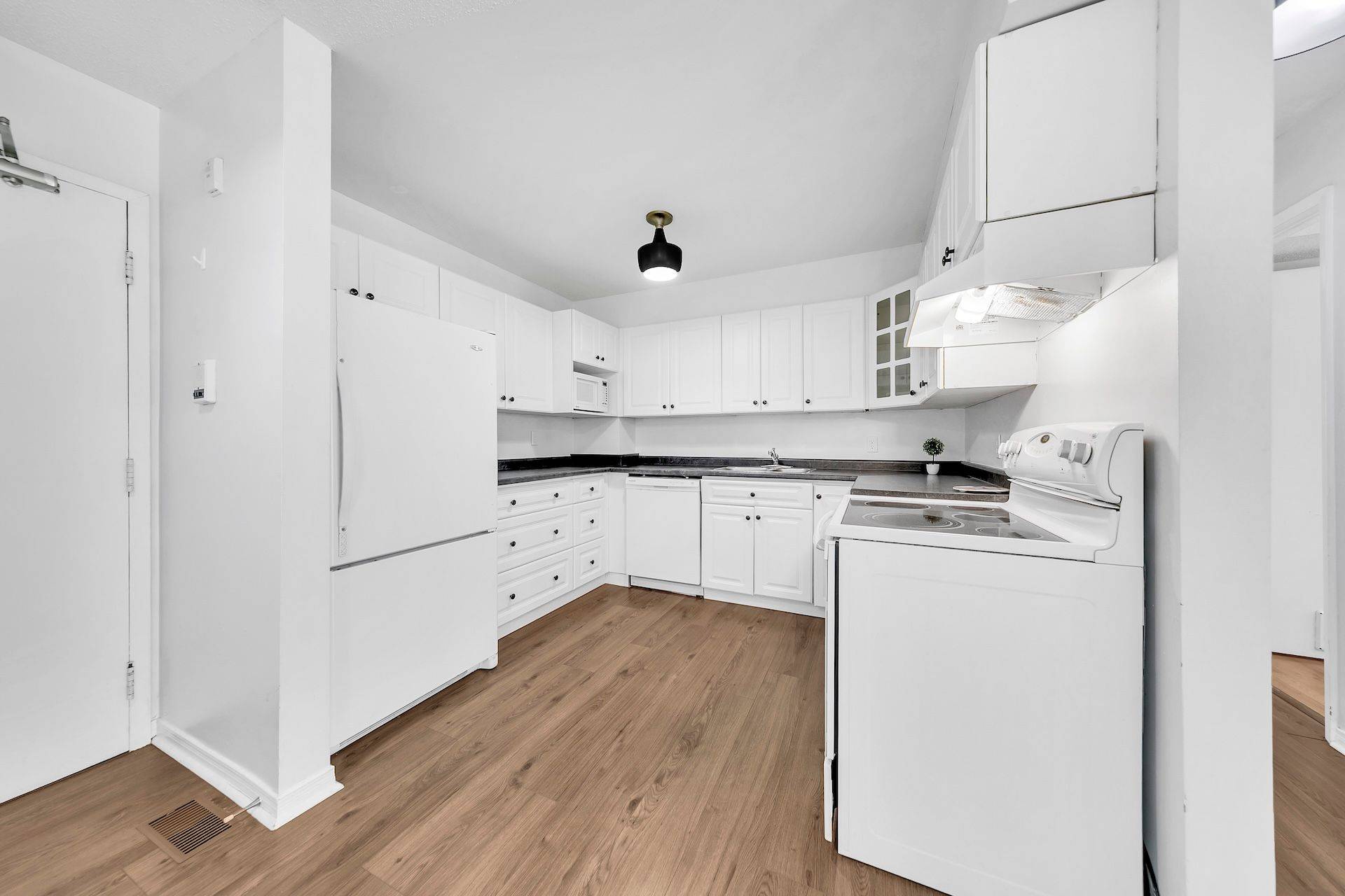 126 Bell Farm RD #212, Barrie, ON L4M 6J3