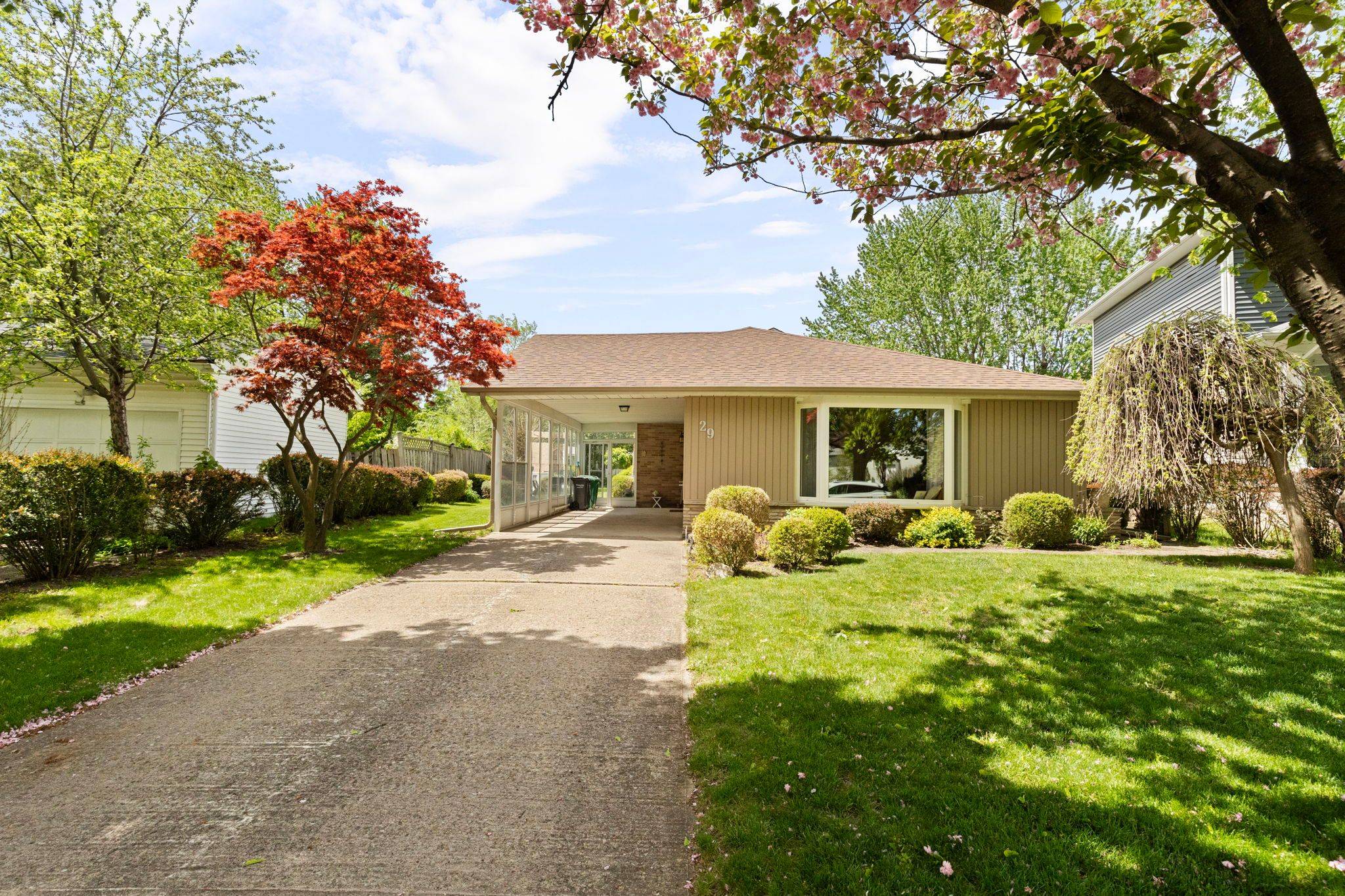 29 Ladore DR, Brampton, ON L6Y 1V4