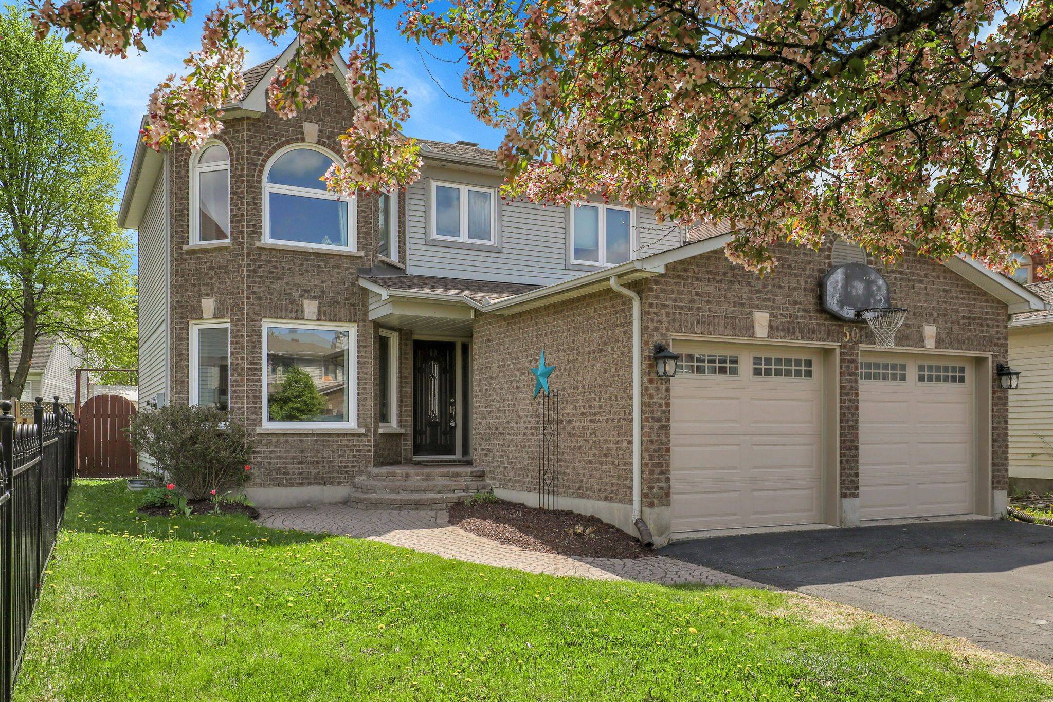 50 Picasso DR, Hunt Club - South Keys And Area, ON K1G 5S6