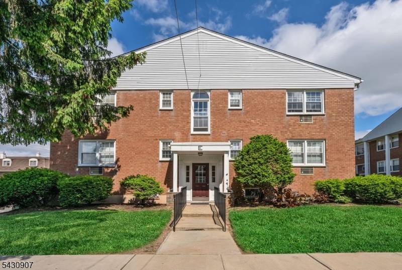 565 Grove St Unit E10 #10, Clifton City, NJ 07013