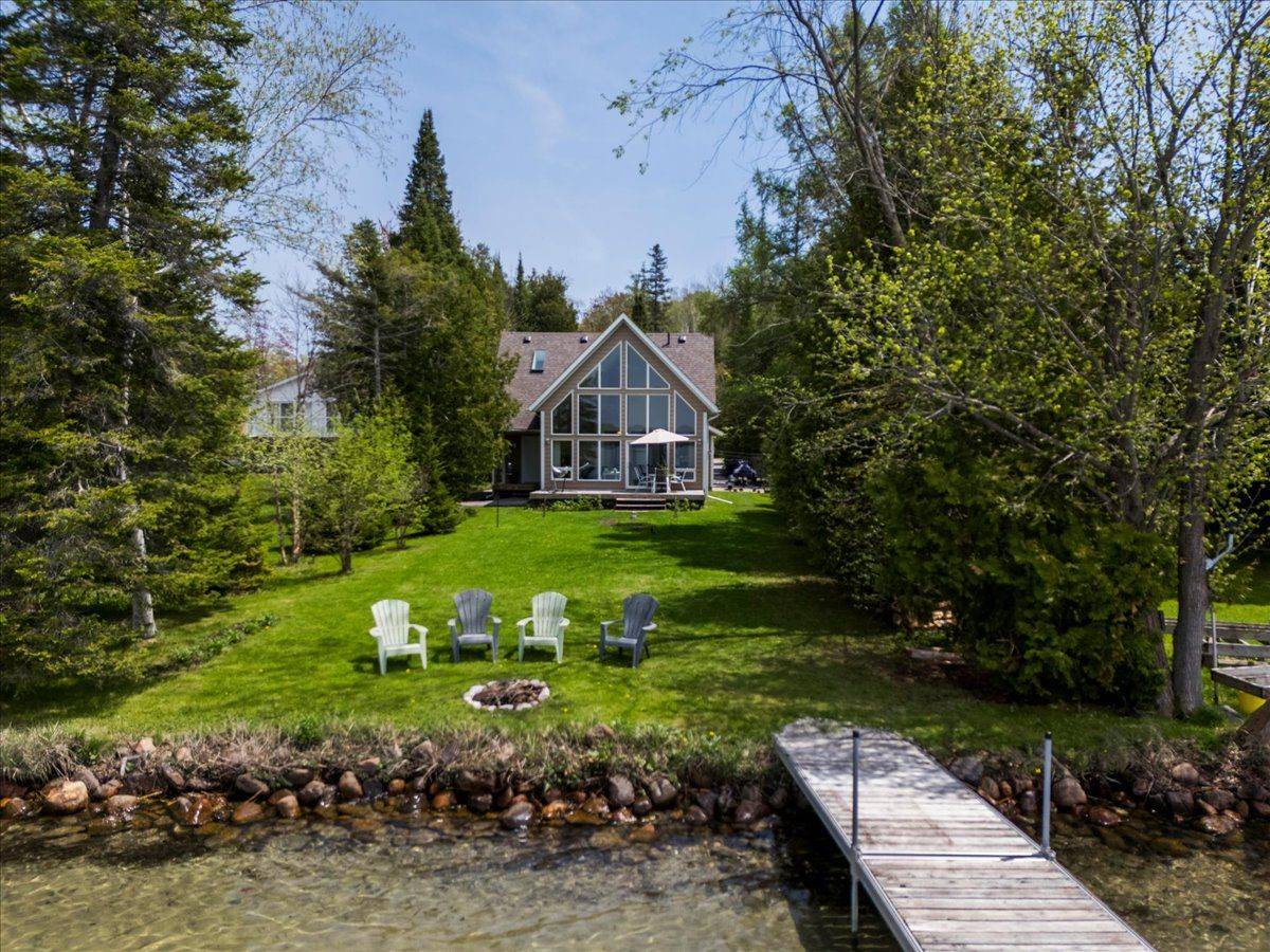 10 Buttercup LN, Springwater, ON L0L 1P0