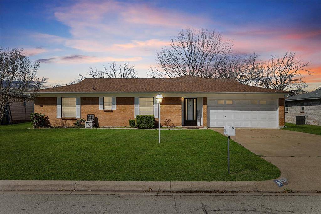 1118 Cozby Street E, Benbrook, TX 76126
