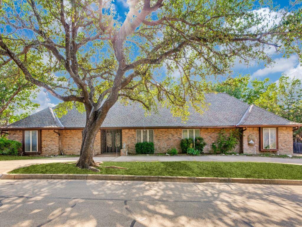 412 Oakmont Lane N, Fort Worth, TX 76112