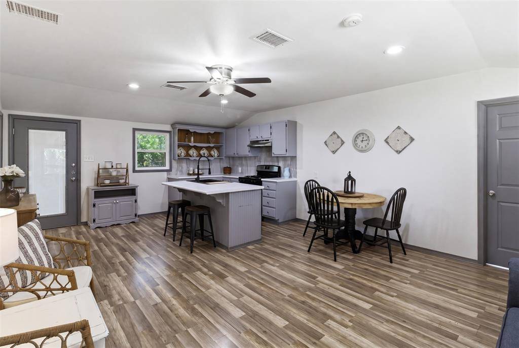 10015 Shoreline Drive, Wills Point, TX 75169