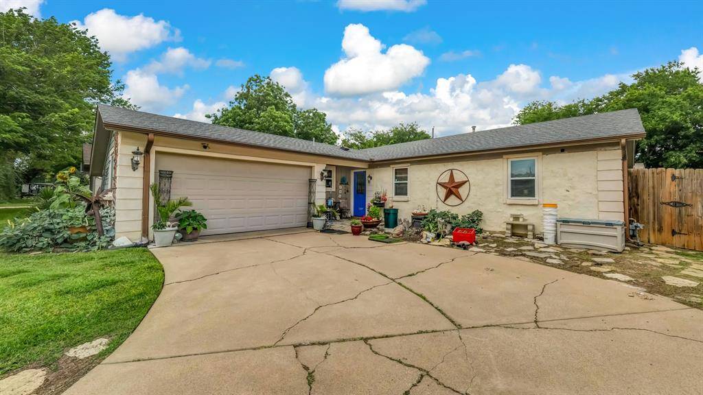 412 Douglas Street, Burleson, TX 76028