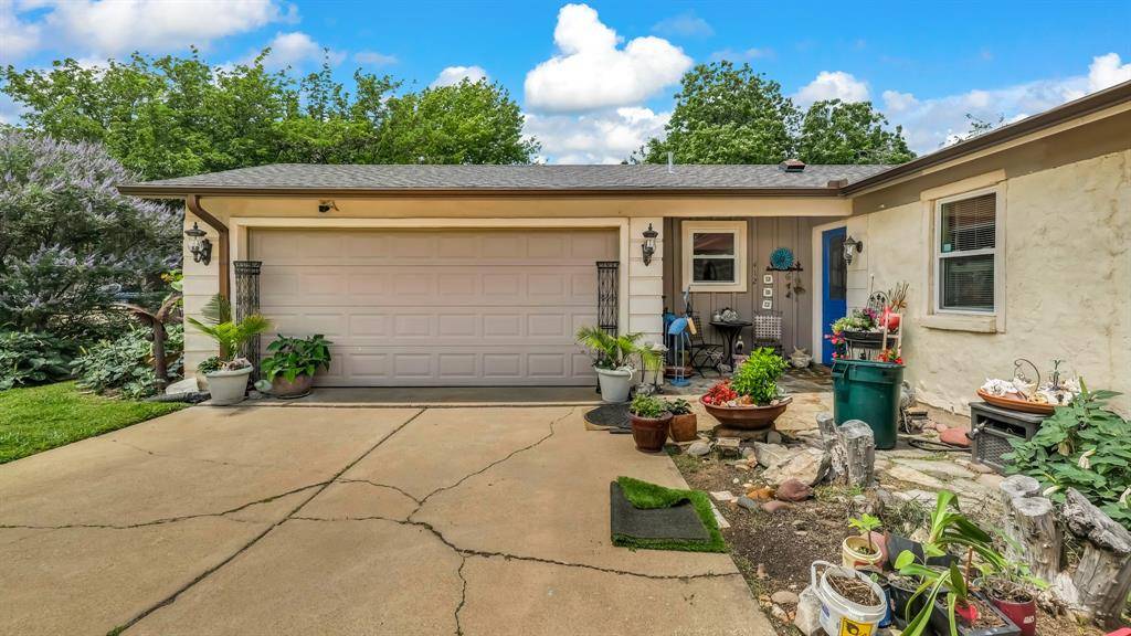 412 Douglas Street, Burleson, TX 76028