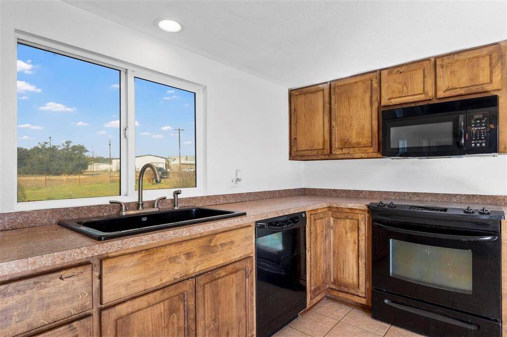 3205 Oak Hill Drive, Granbury, TX 76048