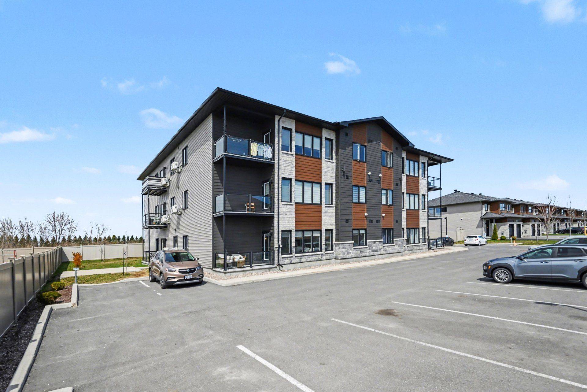 271 Belfort ST #102, Russell, ON K0A 1W0