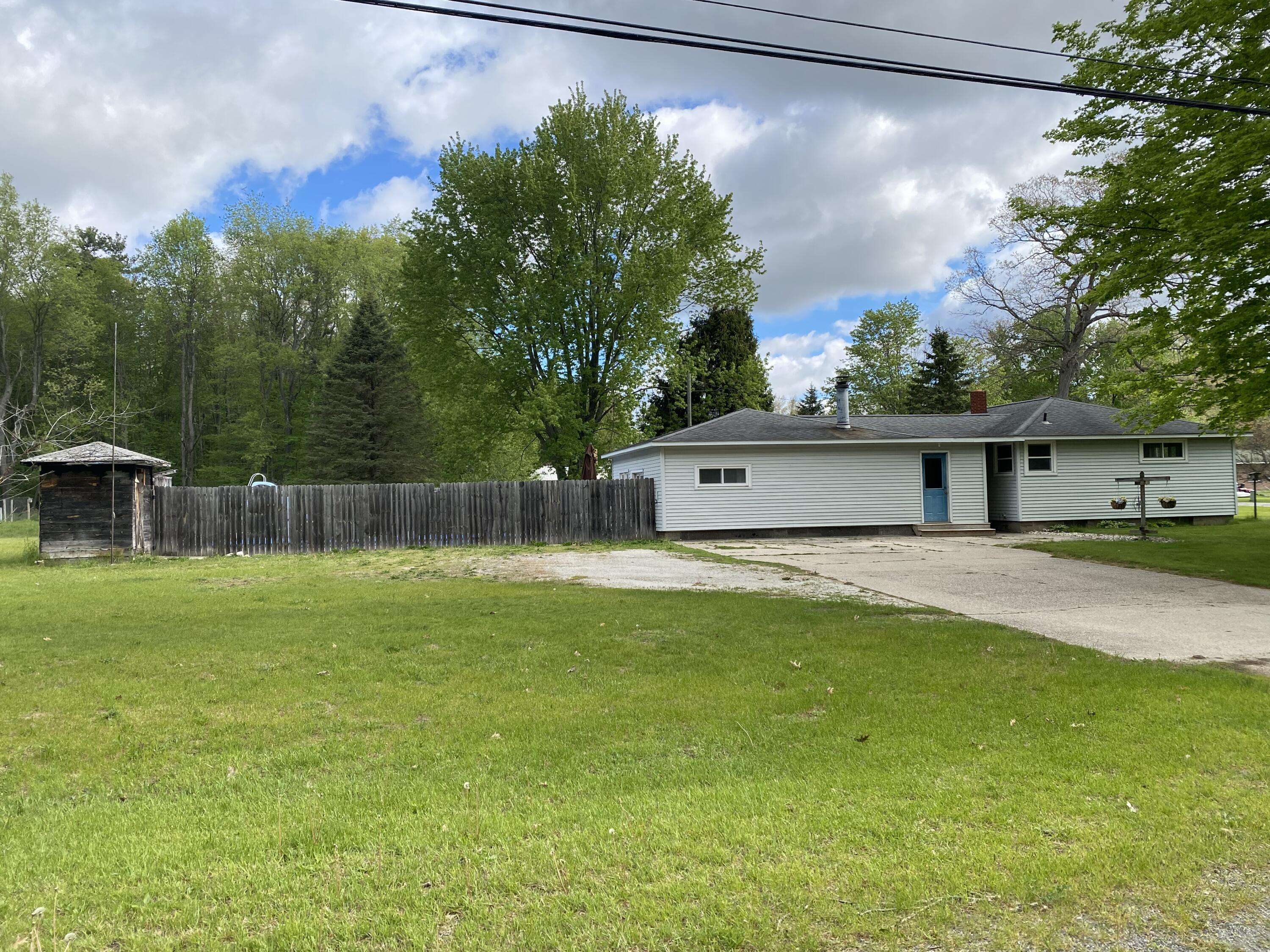 8615 Indian Bay RD, White River Twp, MI 49437