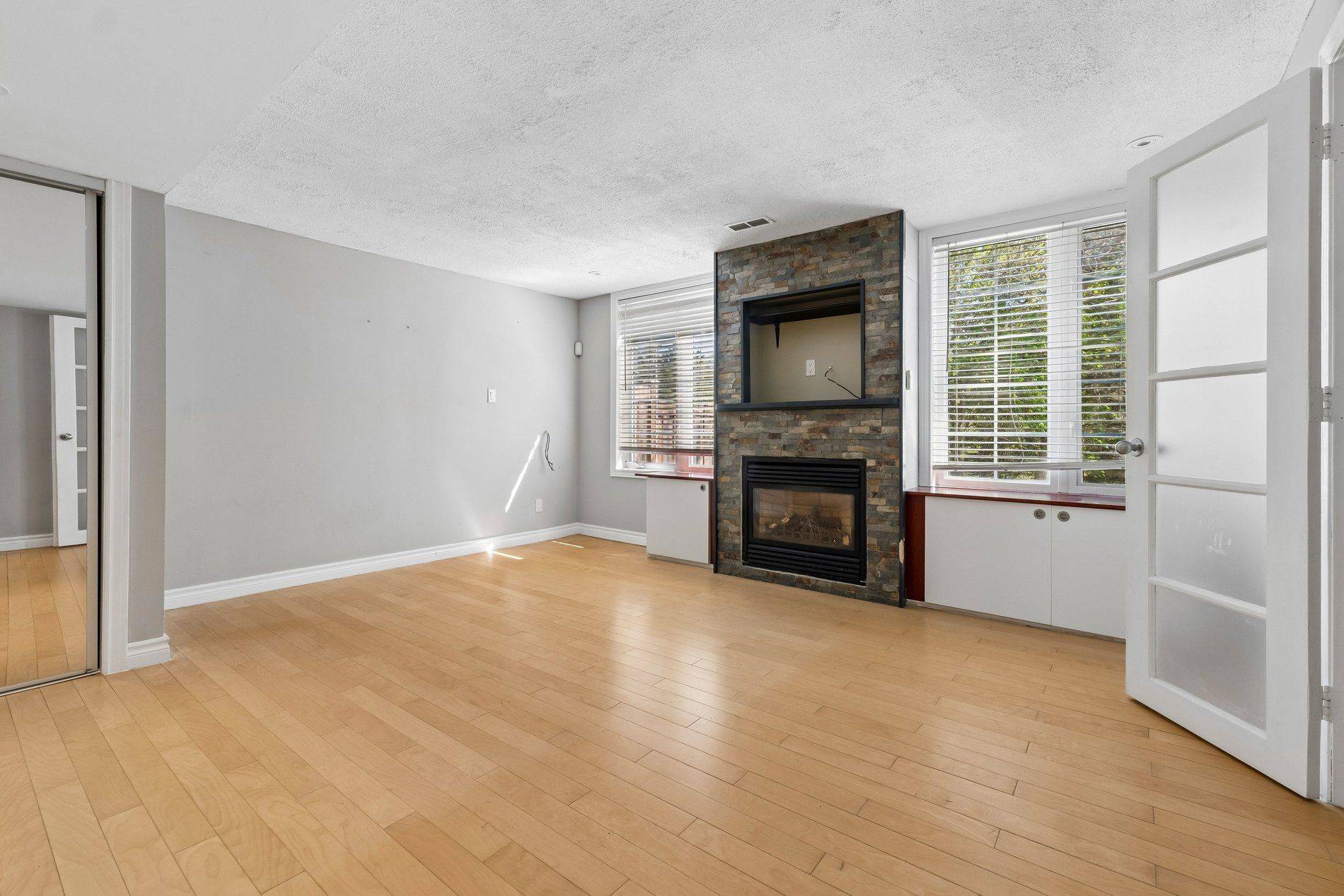 29 Woolf CRES, Ajax, ON L1S 7N5