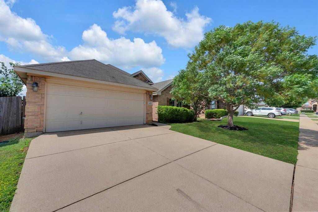 513 Crescent Creek Lane, Fort Worth, TX 76140