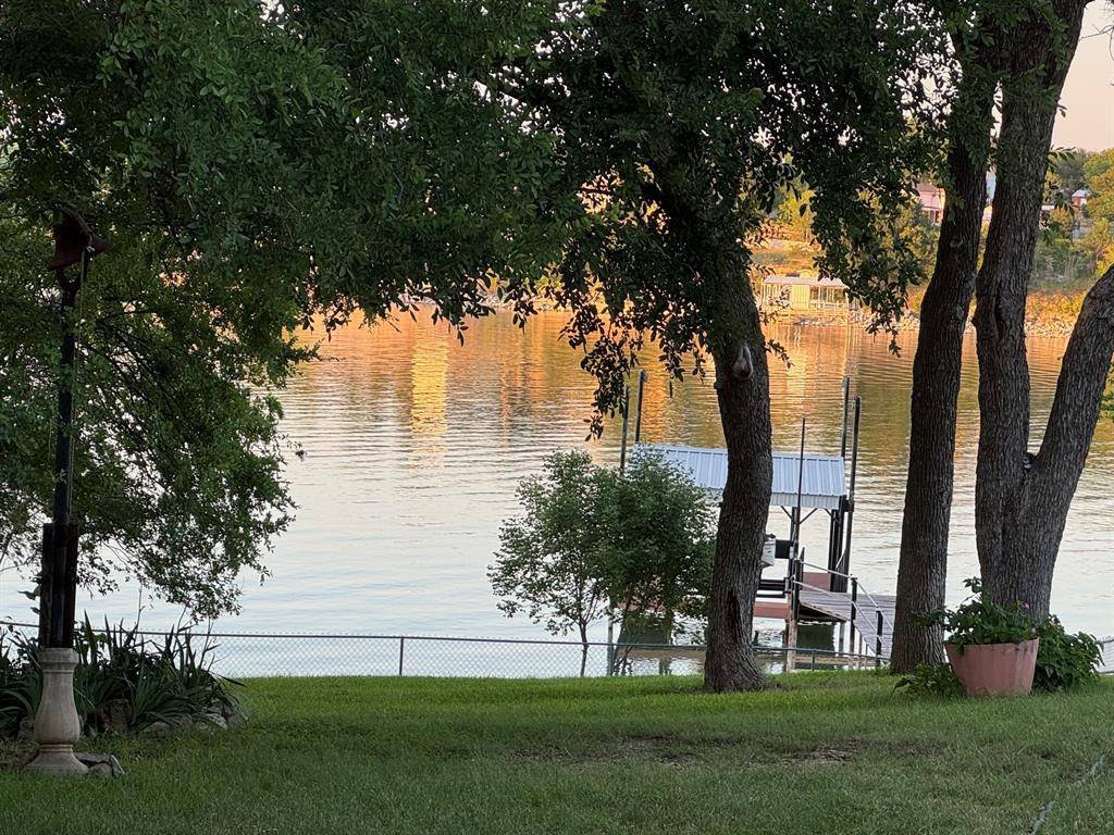 302 Collum Drive, Lake Bridgeport, TX 76426