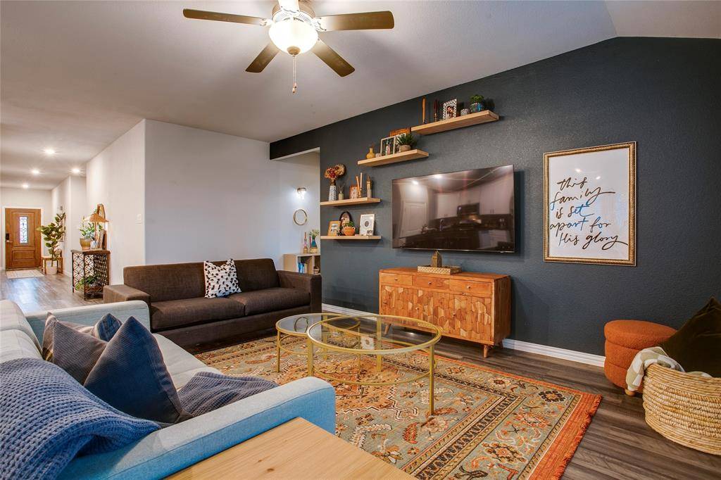 3012 Prairie Trail Avenue, Aubrey, TX 76227