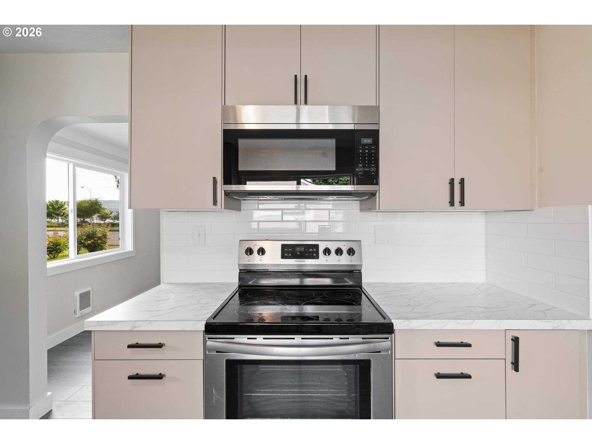 1811 15TH AVE, Longview, WA 98632