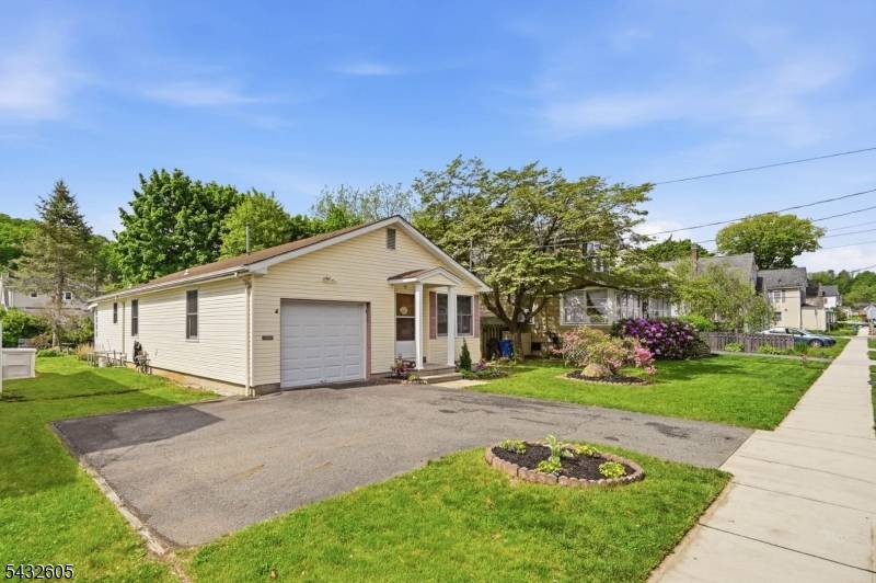 15 Orchard St, Bloomingdale Boro, NJ 07403