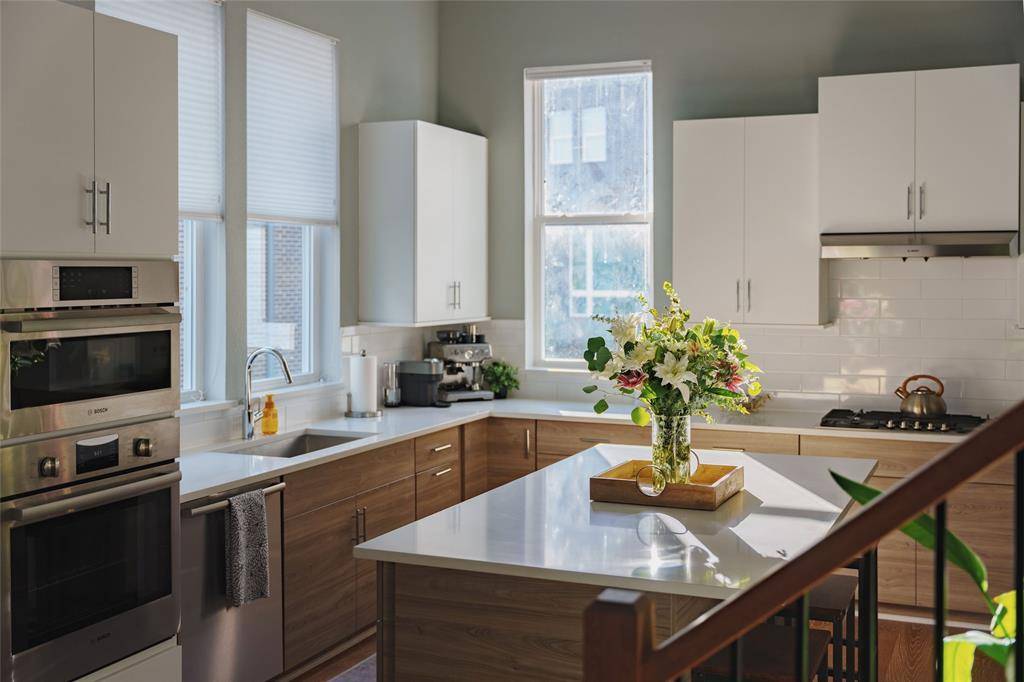 381 E Greenbriar Lane #1001, Dallas, TX 75203