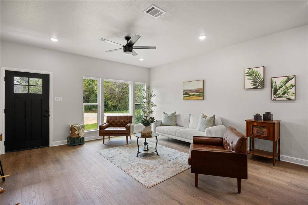913 Colorado River Drive, Granbury, TX 76048