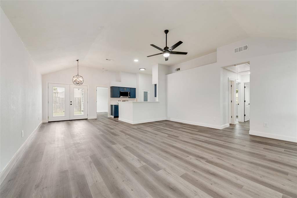 204 Hollywood Drive, Glenn Heights, TX 75154