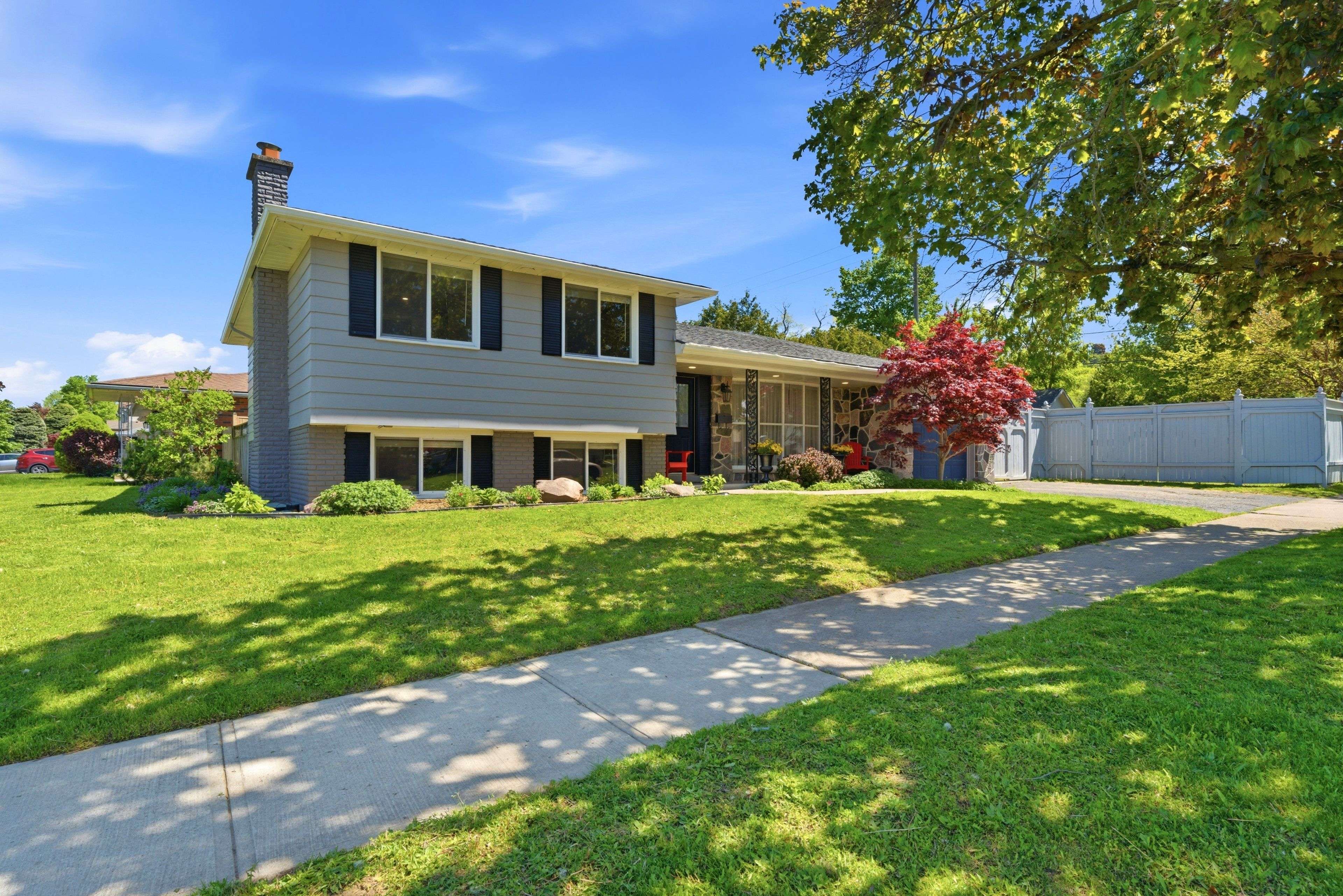 82 Stoney Brook DR, Hamilton, ON L8G 3V6