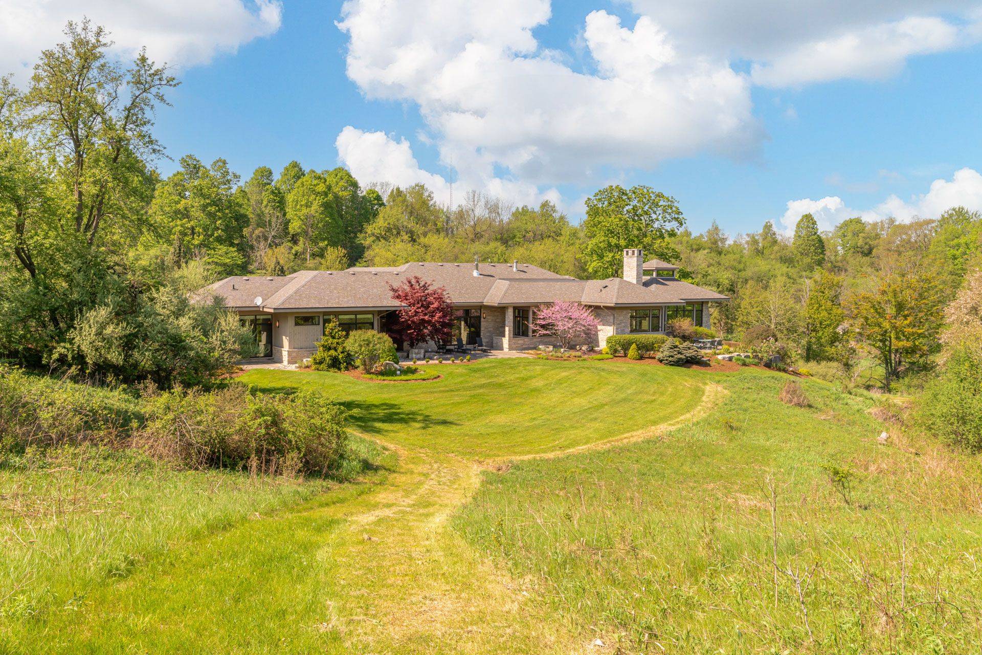 1099 Mineral Springs RD, Hamilton, ON L9H 5E3