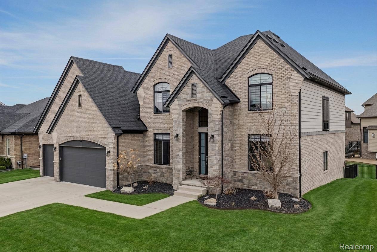 21924 E Majestic DR, Macomb Township, MI 48044