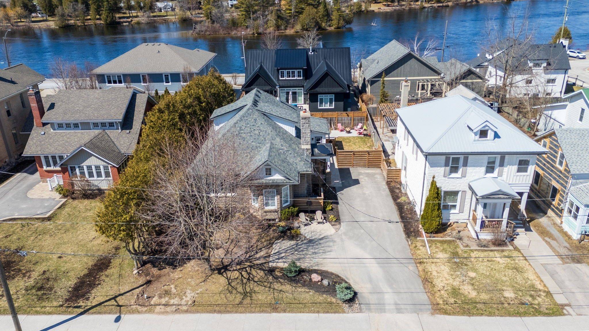 82 Queen ST, Selwyn, ON K0L 2H0