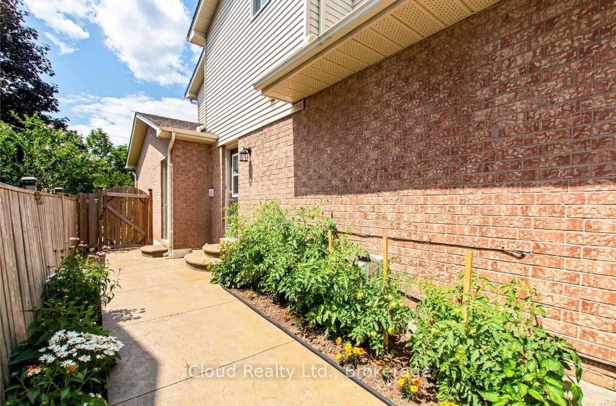 2067 Hunters Wood DR, Burlington, ON L7M 2T1