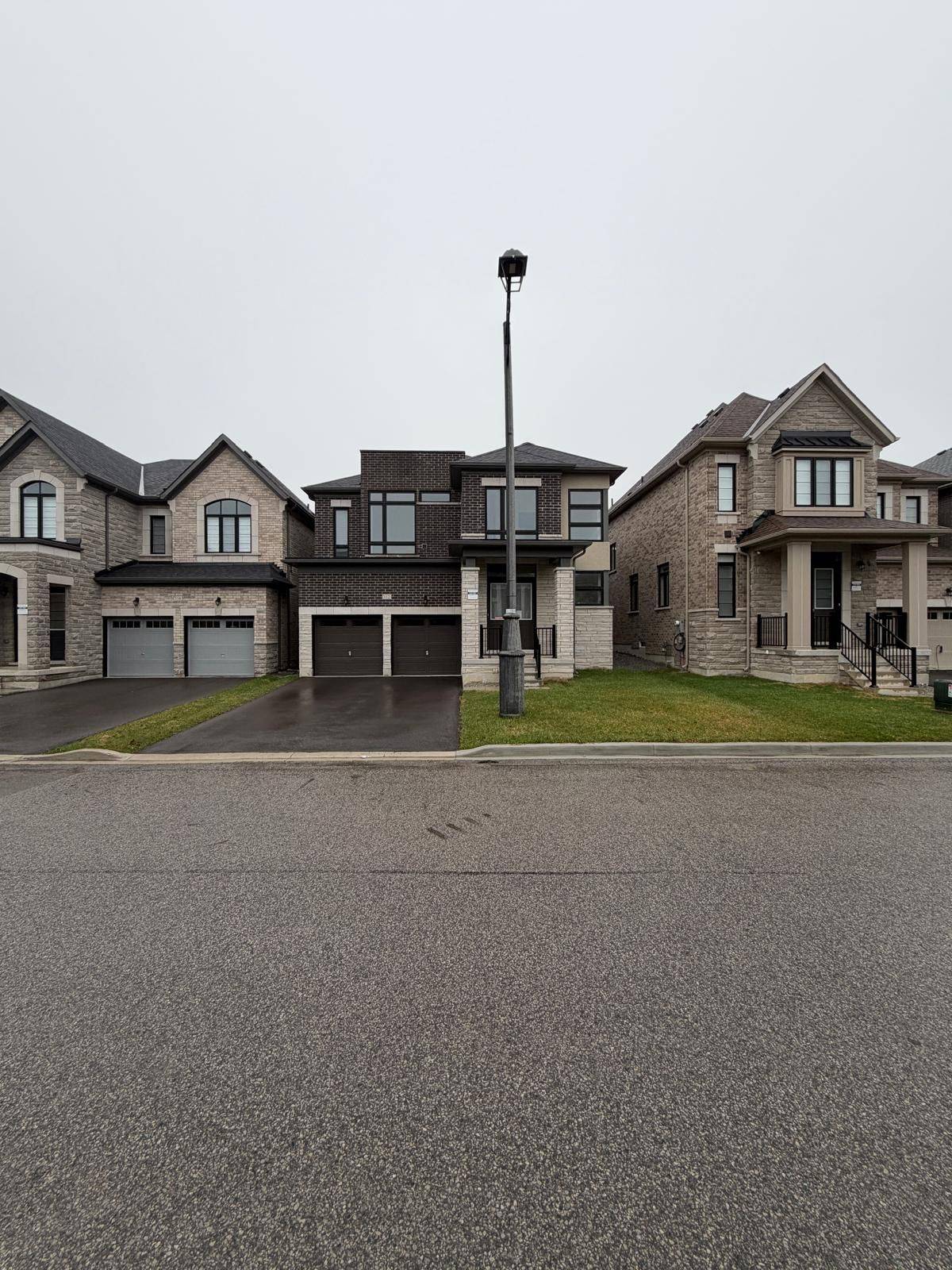 112 Weslock CRES, Aurora, ON L4G 7Z4