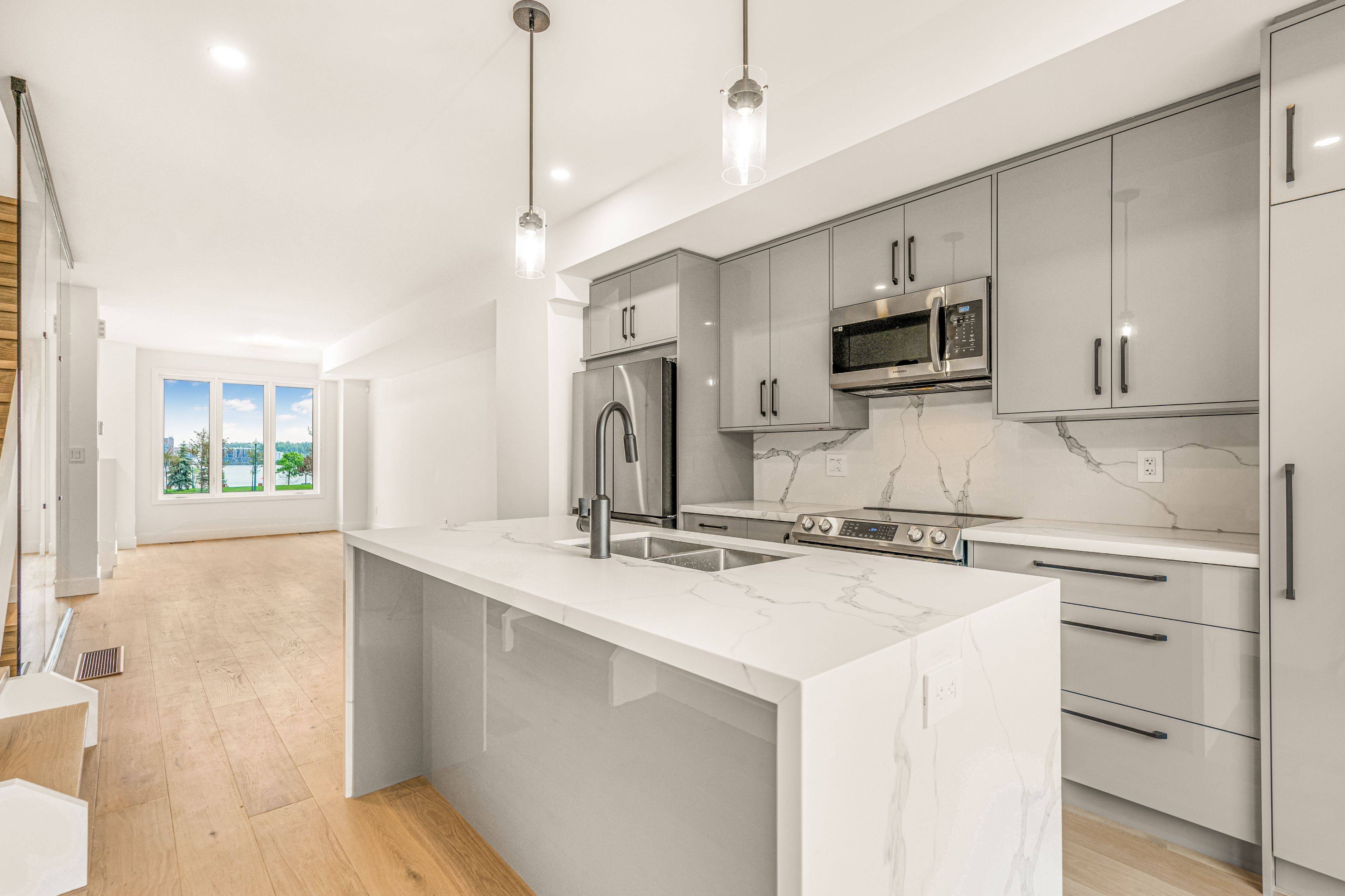 4 Alderwood LN, Barrie, ON L4N 3J2